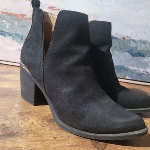 Steve Madden Black Suede Ankle Boots With Silver Accent On Heel. Size 7M